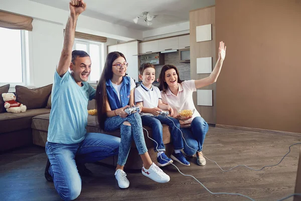 En glad familj spelar videospel i huset. — Stockfoto