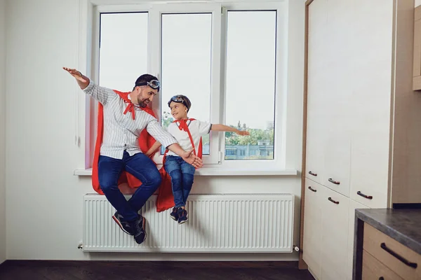 Pai e filho na janela da sala . — Fotografia de Stock