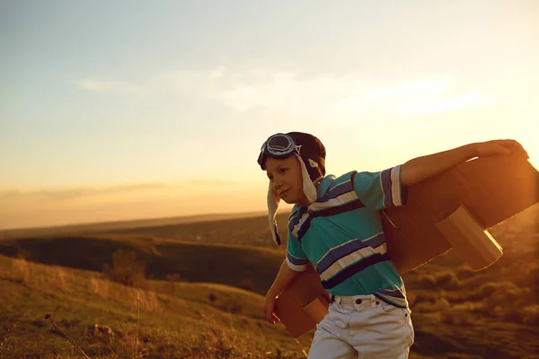 Nastolatek z samolocikiem na charakter o zachodzie słońca — Zdjęcie stockowe