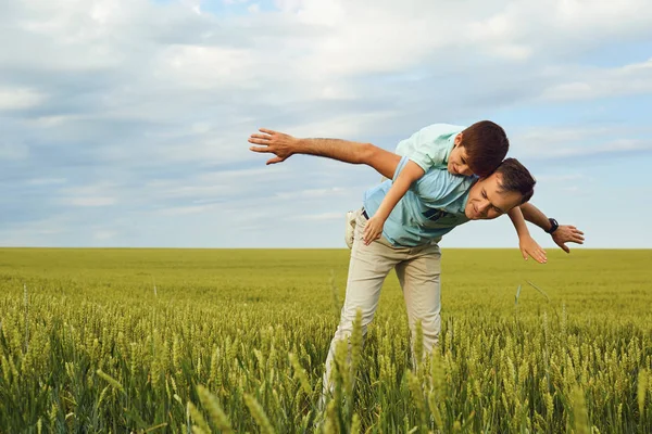 Padre e hijo juegan en la naturaleza . — Foto de Stock