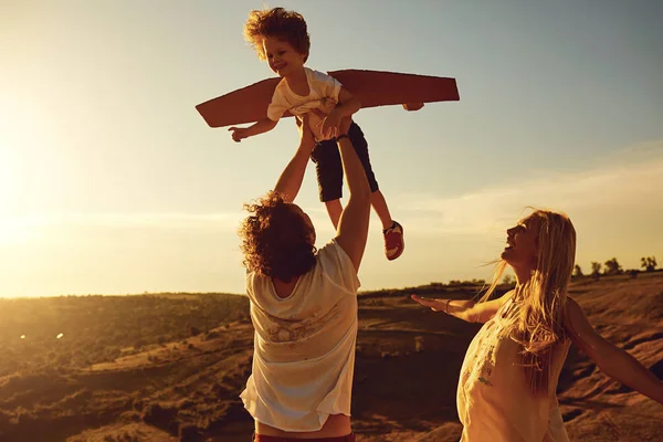 Gün batımında doğada oynamaya aile
