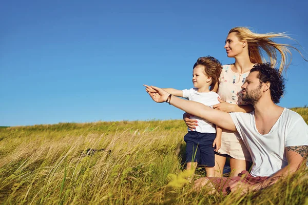 Gelukkige familie samen in de natuur tegen de blauwe hemel — Stockfoto