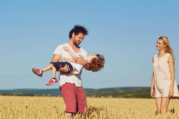 Mutlu bir aile eğlenceli bir çocukla açık havada keyif alıyor. — Stok fotoğraf
