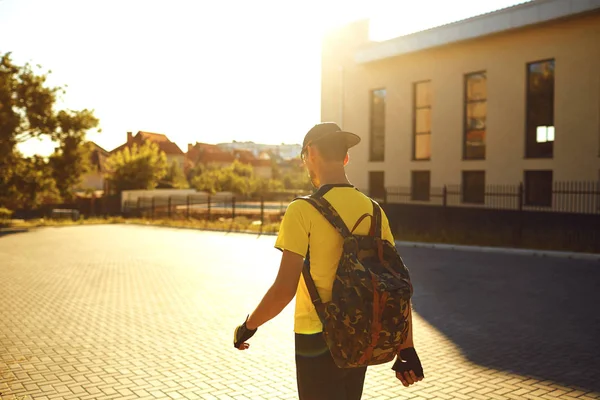 Şehirde spor giysiler içinde bir adam girer