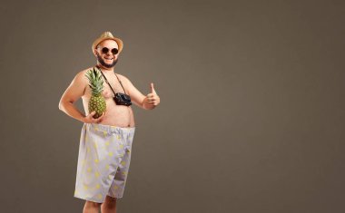 Bir şapka ile yaz aylarında gülümseyen ananas komik şişko adam.