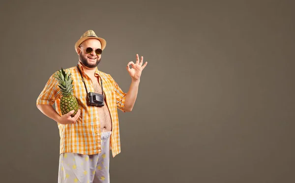 Engraçado homem gordo no chapéu sorrindo no verão . — Fotografia de Stock