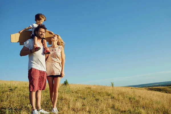 Mutlu aile birlikte mavi gökyüzüne karşı doğada — Stok fotoğraf