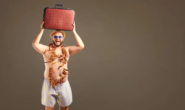 Homem gordo engraçado com um saco no resort . — Fotografia de Stock