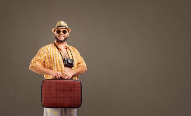 Komik şişman sakallı adam tatilde bavulla.