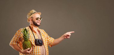 Komik şişman adam bir ananas tatil ile.