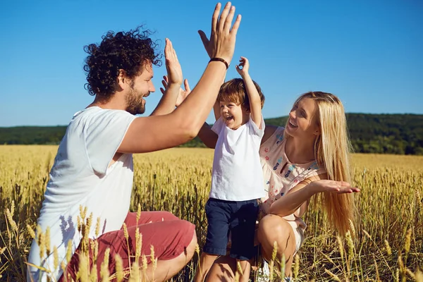 Mutlu bir aile eğlenceli bir çocukla açık havada keyif alıyor. — Stok fotoğraf