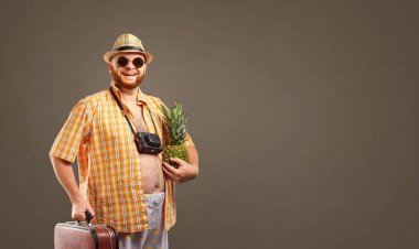 Komik şişman turist ile bir çanta gülümsüyor.