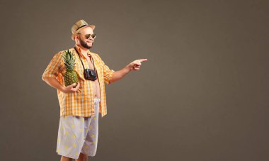 Şişko adam bir ananas ile tatile sakallı..