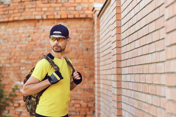 A man in sportswear with a backpack . — Stock Photo, Image