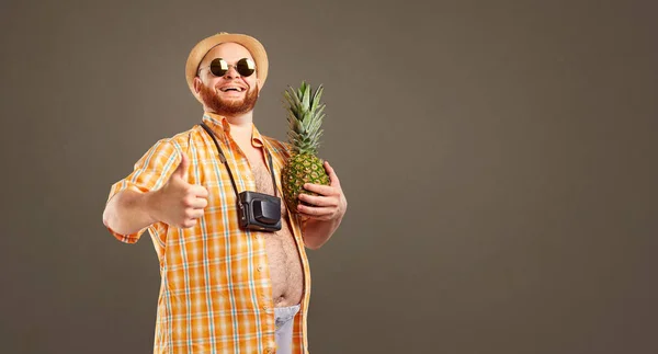 Amuzant barbă grăsime om cu un ananas în vacanță . — Fotografie, imagine de stoc