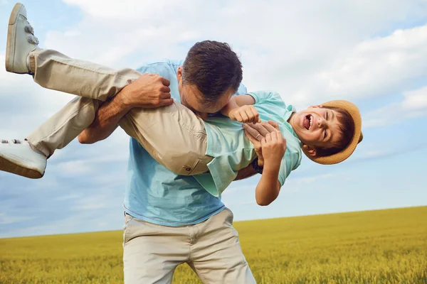 Baba ve oğul alanında oynuyorlar. 