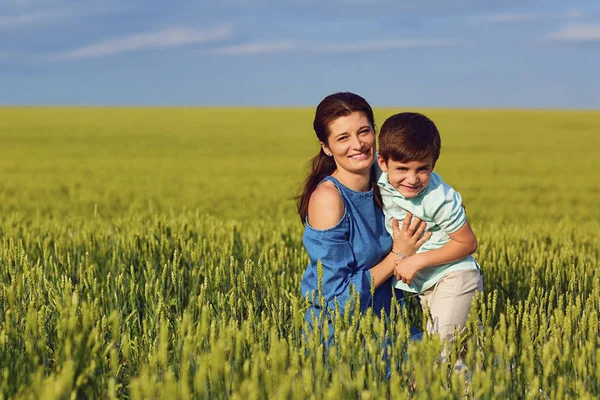 Anne ve oğlu eğlenceli alanında oynamak. — Stok fotoğraf