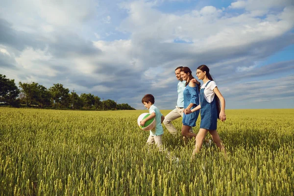 Šťastná rodina, procházky v létě pole — Stock fotografie