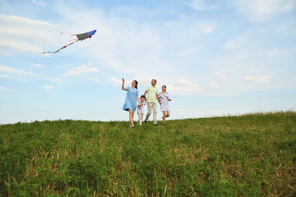 Familia con cometas en la naturaleza . — Foto de Stock