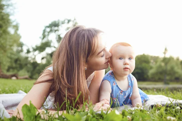 Matka i dziecko bawiące się na trawie w parku lato — Zdjęcie stockowe