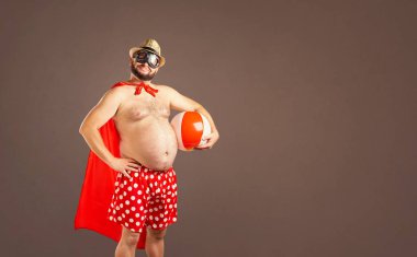 Komik şişman bir adam bir yaz tatili.