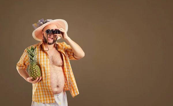 Homem engraçado grosso com uma barba em um chapéu com binóculos . — Fotografia de Stock