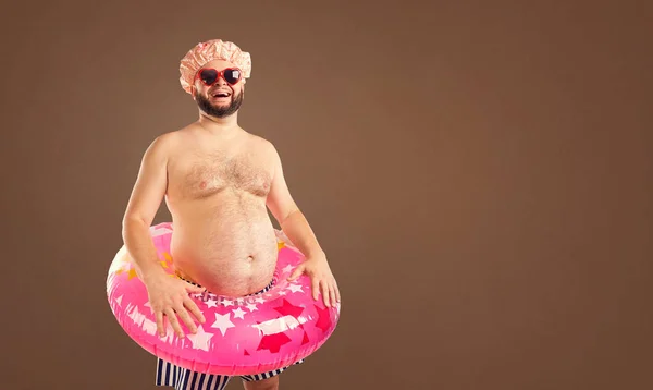 Dikke grappige man met een baard met een cirkel om te zwemmen. — Stockfoto