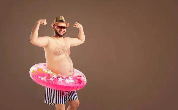 수영에 대 한 원이 수염과 두꺼운 재미 있는 남자. — 스톡 사진