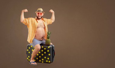 Komik şişman bir adam bir bavul bir yaz tatili sürme.