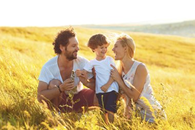 Mutlu aile eğleniyor alanında oynama.