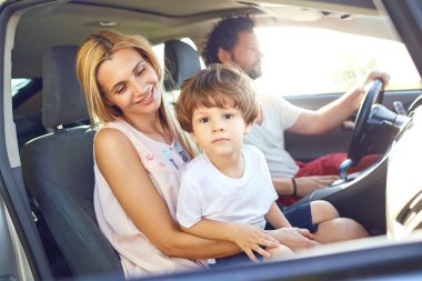 Yaz aylarında arabada seyahat aile