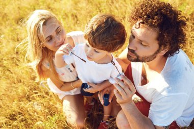 Aile doğada sabun köpüğü ile oynuyor