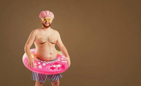 수영에 대 한 원이 수염과 두꺼운 재미 있는 남자. — 스톡 사진