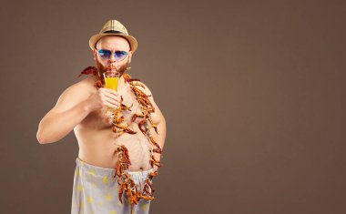 Komik şişman bir adam içecekler suyu bir yaz tatili.