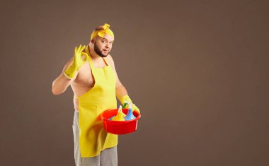 Şişko adamın temizlik Doğum apronda temizlemek.