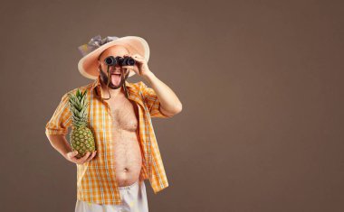 Dürbün ile şapkalı sakallı kalın komik adam.