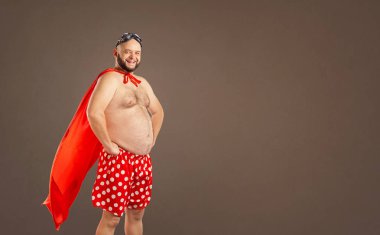 Bir süper kahraman kostümü komik şişko adam.