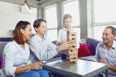 Aile masa oyunları odada çalış..
