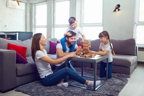Счастливая семья играет в настольные игры дома . — стоковое фото