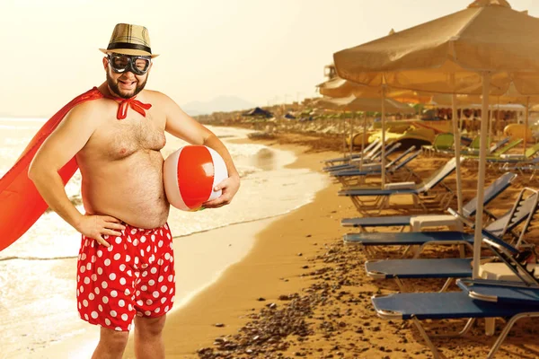 Engraçado homem barbudo gordo em férias em uma praia de verão . — Fotografia de Stock