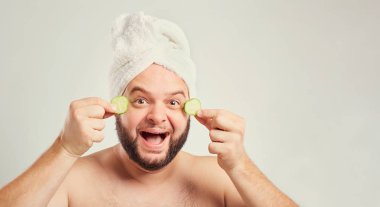 Komik şişman bir adam spa salonda sakallı.