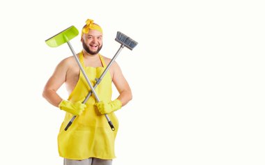 Şişko adamın apronda temizlemek.