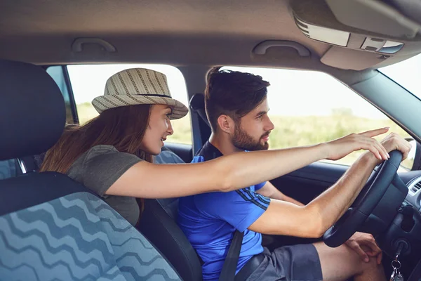 Heureux couple voyageant en voiture en été . — Photo