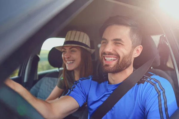 Heureux couple voyageant en voiture en été . — Photo