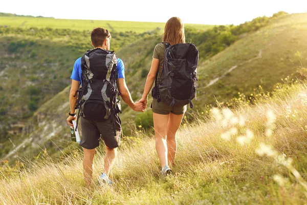 Um casal feliz de turistas na natureza. Visão traseira . — Fotografia de Stock