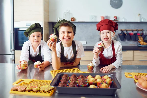 Um grupo de crianças está cozinhando na cozinha . — Fotografia de Stock