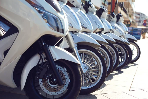 Fila di scooter in vendita e noleggio per le strade . — Foto Stock