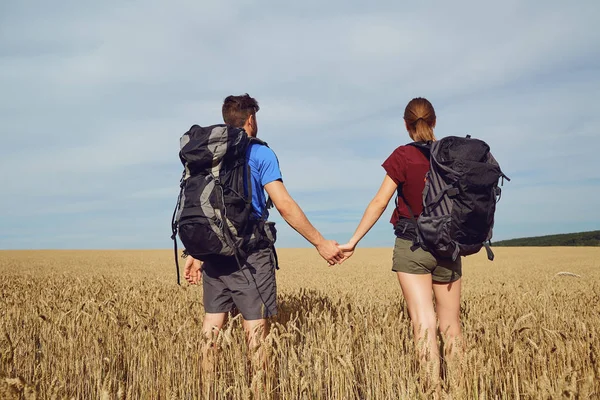 Um homem e uma mulher são turistas em campo. . — Fotografia de Stock