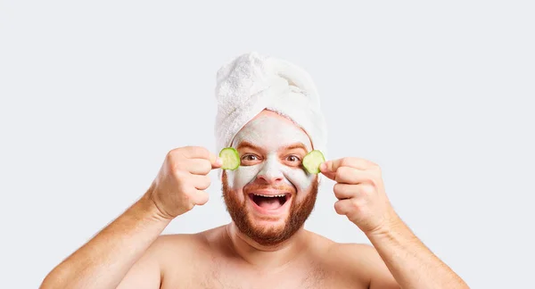 Un om amuzant într-o mască de față într-un salon de înfrumusețare — Fotografie, imagine de stoc