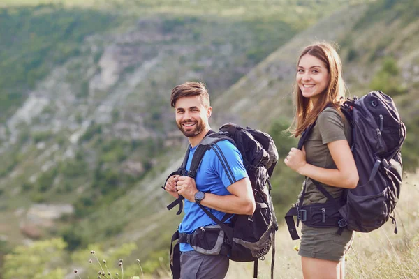 Glückliches Touristenpaar lächelt in der Natur. — Stockfoto